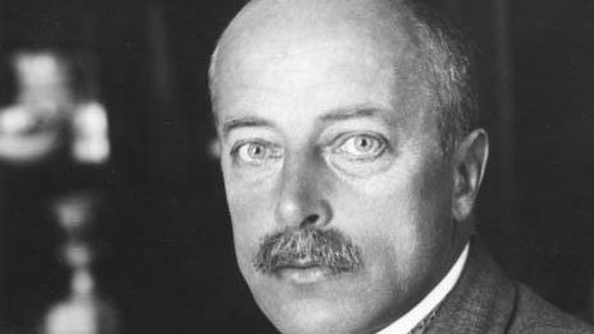 Khi Đức Quốc xã kiểm tra Viện Vật lý, họ không nhận ra rằng cốc chứa dung dịch màu cam kia chính là huy chương Nobel đã bị hòa tan.