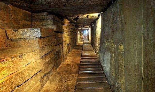 Vào những năm 80 của thế kỷ trước, trong khi ông định về nhà nghỉ trưa sau giờ làm việc, ông đã chứng kiến một cảnh tượng kỳ lạ - núi bị nổ tung và tạo ra một hố lớn. Ông tò mò tiến lại gần để xem có gì bên trong.