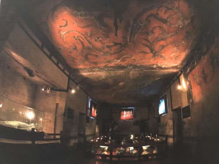 Gần đó, có nhiều ngôi mộ nổi tiếng như lăng mộ của Hán Lương Vương và Trần Thắng. Dựa trên kinh nghiệm, ông nghi ngờ rằng đã vô tình phá vỡ một ngôi mộ cổ. Ngay lập tức, ông báo cáo vụ việc cho cơ quan quản lý di tích lịch sử và văn hóa địa phương.