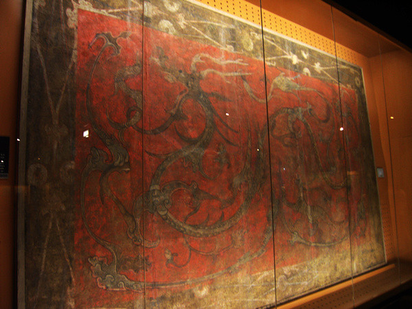 Sau khi xác định được danh tính chủ nhân của ngôi mộ, công việc khảo cổ vẫn được tiếp tục. Trong quá trình này, một người trong đoàn chuyên gia đã sử dụng đèn pin chiếu sáng lên đỉnh ngôi mộ và phát hiện một bức tranh rồng, được vẽ sống động như thật, dài ít nhất ba mét.