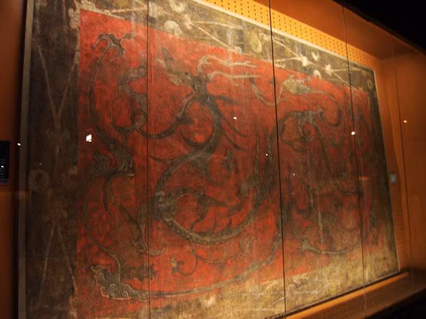 Sau khi xác định được danh tính chủ nhân của ngôi mộ, công việc khảo cổ vẫn được tiếp tục. Trong quá trình này, một người trong đoàn chuyên gia đã sử dụng đèn pin chiếu sáng lên đỉnh ngôi mộ và phát hiện một bức tranh rồng, được vẽ sống động như thật, dài ít nhất ba mét.