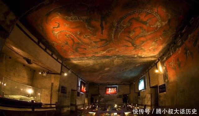 Các chuyên gia đầy phấn khích quan sát cẩn thận. Họ nhận ra rằng bức tranh rồng trên đỉnh mộ chỉ là một phần nhỏ của một bức tranh to lớn hơn. Trên đó còn có các hình vẽ của Chu Tước (chim đỏ), Huyền Vũ và Bạch Hổ, vì vậy các chuyên gia quyết định đặt tên cho nó là "Bức tranh Tứ Thần Vân Khí".