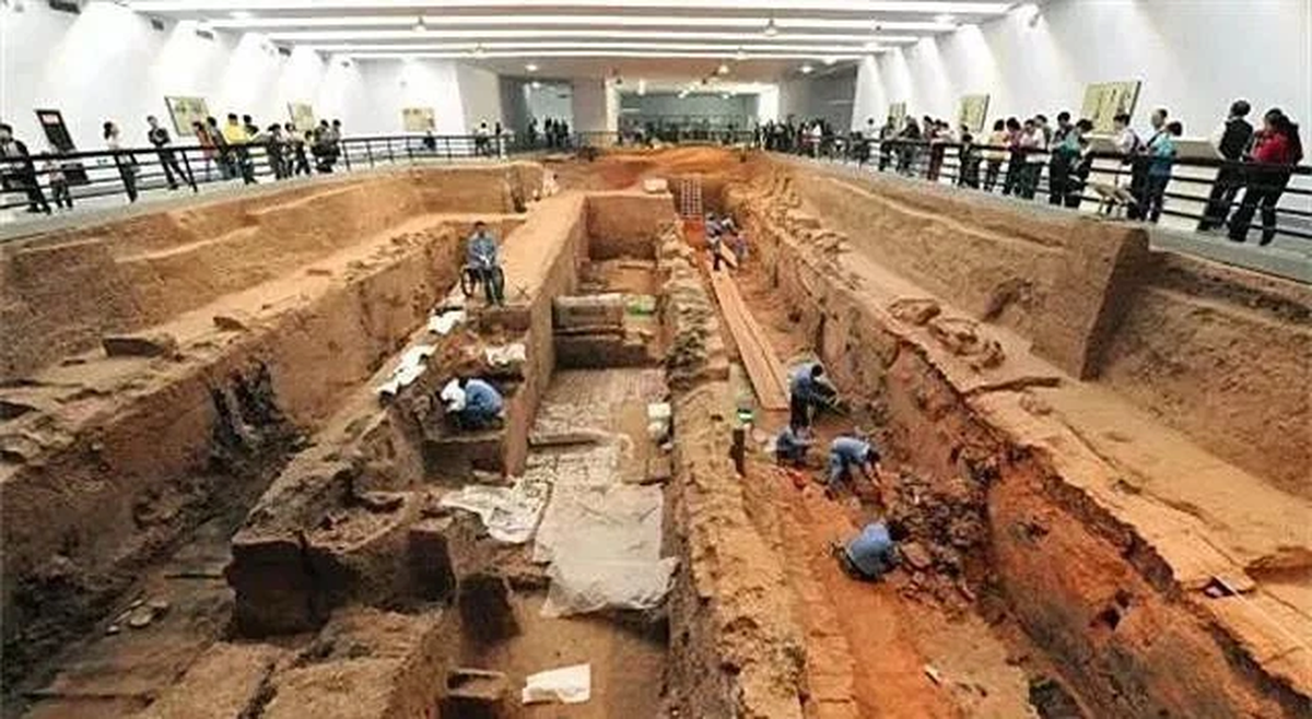 Sau đó, bỗng nhiên trên con kênh xuất hiện một cái hố lớn đường kính khoảng 2m. Bên dưới cái hố còn có một số bức tường bằng gạch.