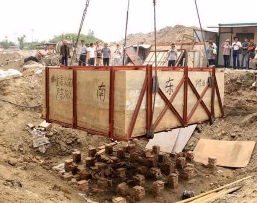 Họ lập tức dừng lại và trưởng làng liền báo cáo với cảnh sát địa phương và nhóm các nhà khảo cổ của Viện Nghiên cứu Di tích Văn hóa Bắc Kinh được cử tới hiện trường.