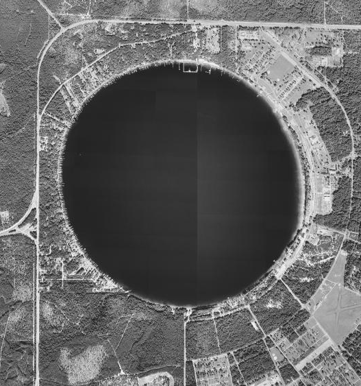 Không giống như những hồ nước tự nhiên thông thường, hồ Kingsley có hình dạng tròn đáng kinh ngạc, tạo ra một cảm giác hài hòa và thu hút sự chú ý của mọi người.