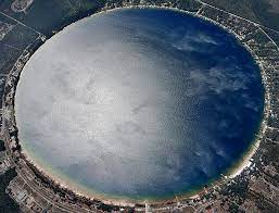 Hồ Kingsley có đường kính xấp xỉ 3,2 km, diện tích bề mặt khoảng 810 ha, độ cao 53,7 mét so với mực nước biển cũng giúp hồ Kingsley trở thành một trong những hồ cao nhất ở Florida.