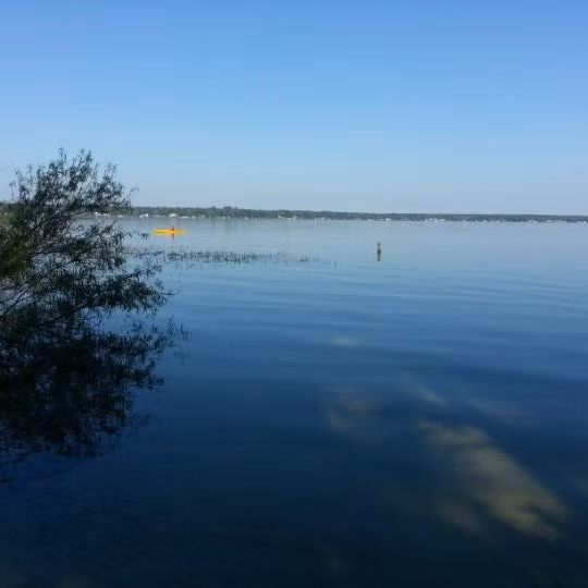 Hình dạng tròn bất thường của hồ Kingsley có thể gây tò mò và đặt ra nhiều câu hỏi cho những người quan tâm. Có nhiều giả thuyết về nguyên nhân hình thành hồ có hình dạng đặc biệt này.