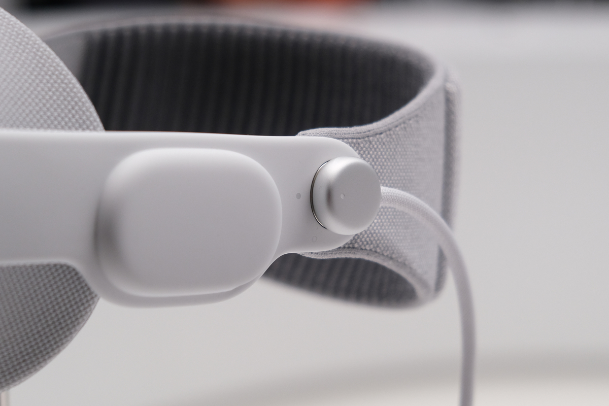 Ngoài ra, tính năng này còn giúp đảm bảo bảo mật cho người dùng bằng cách tự động khóa màn hình khi người dùng không đeo kính.