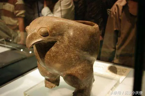 Chiếc hũ gốm này mang trong mình không chỉ sự tinh xảo trong nghệ thuật gốm sứ mà còn là một cái nhìn sâu sắc vào cuộc sống và văn hóa của những người sống cách đây hàng ngàn năm.