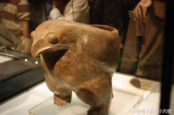 Chiếc hũ gốm này mang trong mình không chỉ sự tinh xảo trong nghệ thuật gốm sứ mà còn là một cái nhìn sâu sắc vào cuộc sống và văn hóa của những người sống cách đây hàng ngàn năm.