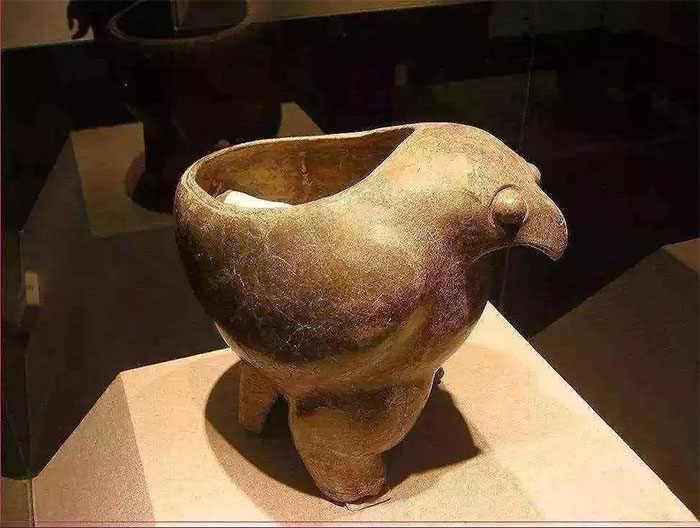 Sau khi được kiểm định kỹ lưỡng, chiếc hũ gốm được xác định là Đào Ưng Đỉnh thuộc thời kỳ Đồ đá mới. Với hình dạng đơn giản của con chim ưng, chiếc hũ cao 35,8 cm và đường kính 23,3 cm, Đào Ưng Đỉnh trở thành một tấm gương quý giá của nghệ thuật gốm sứ và văn hóa Yangshao.