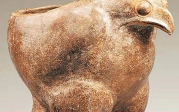 Văn hóa Yangshao phát triển vào khoảng thế kỷ 5.000 - 3.000 trước Công nguyên, và nổi tiếng với nghệ thuật gốm sứ tinh xảo. Người dân trong Văn hóa Yangshao đã sáng tạo ra những tác phẩm gốm sứ tinh xảo, thể hiện sự tinh tế và tài năng của họ trong nghệ thuật gốm.