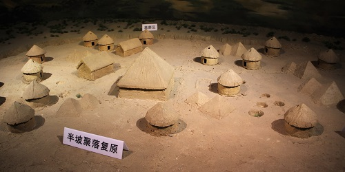 Sự hiện diện của hũ gốm này cho thấy sự quan tâm của những người sống cách đây hàng ngàn năm đối với thiên nhiên và văn hóa xung quanh họ. Con chim ưng trong hũ gốm có thể đại diện cho ý niệm về sự tự do, sự cao cả và sự kết nối với vũ trụ.