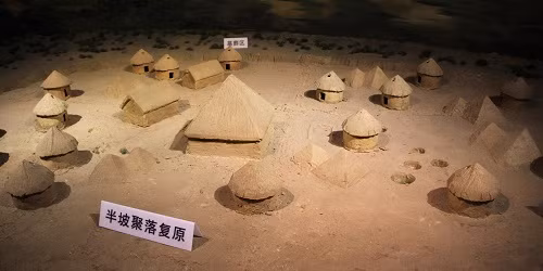 Sự hiện diện của hũ gốm này cho thấy sự quan tâm của những người sống cách đây hàng ngàn năm đối với thiên nhiên và văn hóa xung quanh họ. Con chim ưng trong hũ gốm có thể đại diện cho ý niệm về sự tự do, sự cao cả và sự kết nối với vũ trụ.