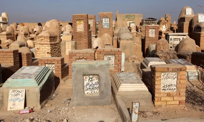 Nhiều mộ phần được xây dựng và trang trí tinh xảo, với những tấm biển đá đồ sộ và các kỹ thuật trang trí phức tạp.