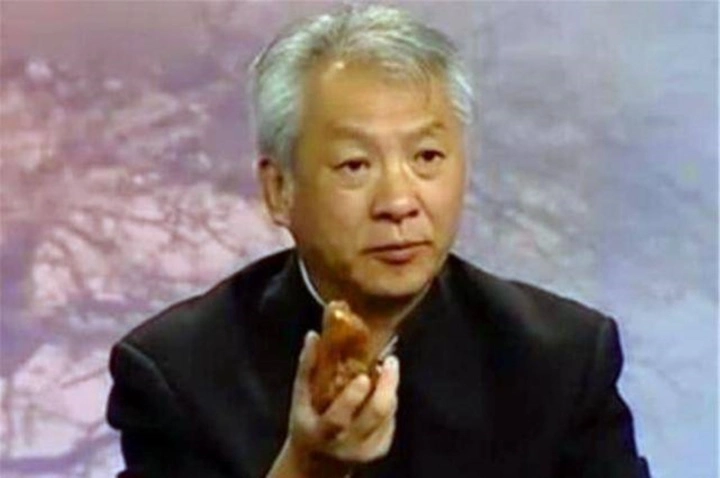 Cô nói rằng cô được người bán giới thiệu là "đá huyết kê" và đã mua viên đá này với giá 3 triệu nhân dân tệ (tương đương 11 tỷ đồng).