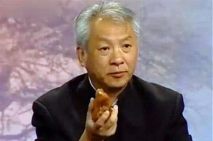 Cô nói rằng cô được người bán giới thiệu là "đá huyết kê" và đã mua viên đá này với giá 3 triệu nhân dân tệ (tương đương 11 tỷ đồng).