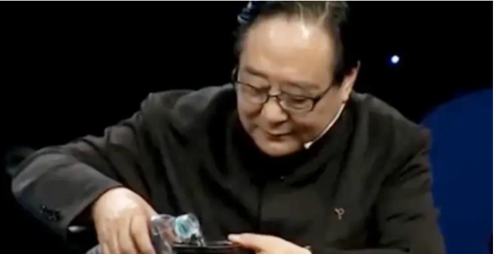 Đá huyết kê chứa các thành phần như chu sa, thạch anh và canxedon.