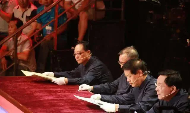 Vì vẻ ngoài bình thường của viên đá mà những người xung quanh cô gái đã nghi ngờ là đồ giả.