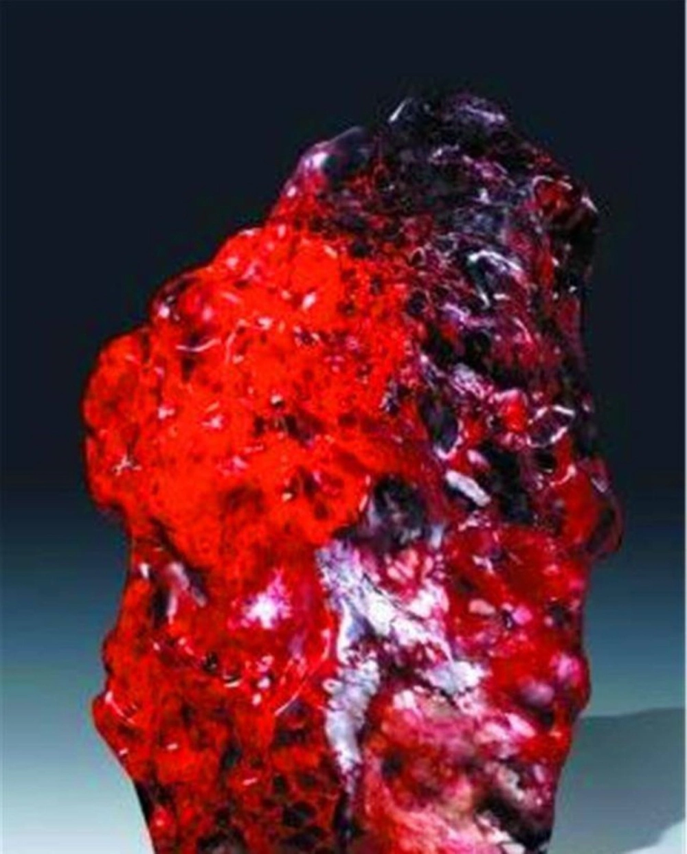 Trong một tập phát sóng của chương trình, một cô gái đã mang đến một viên đá có hình dạng tam giác và màu đỏ như máu để được đánh giá và kiểm định.