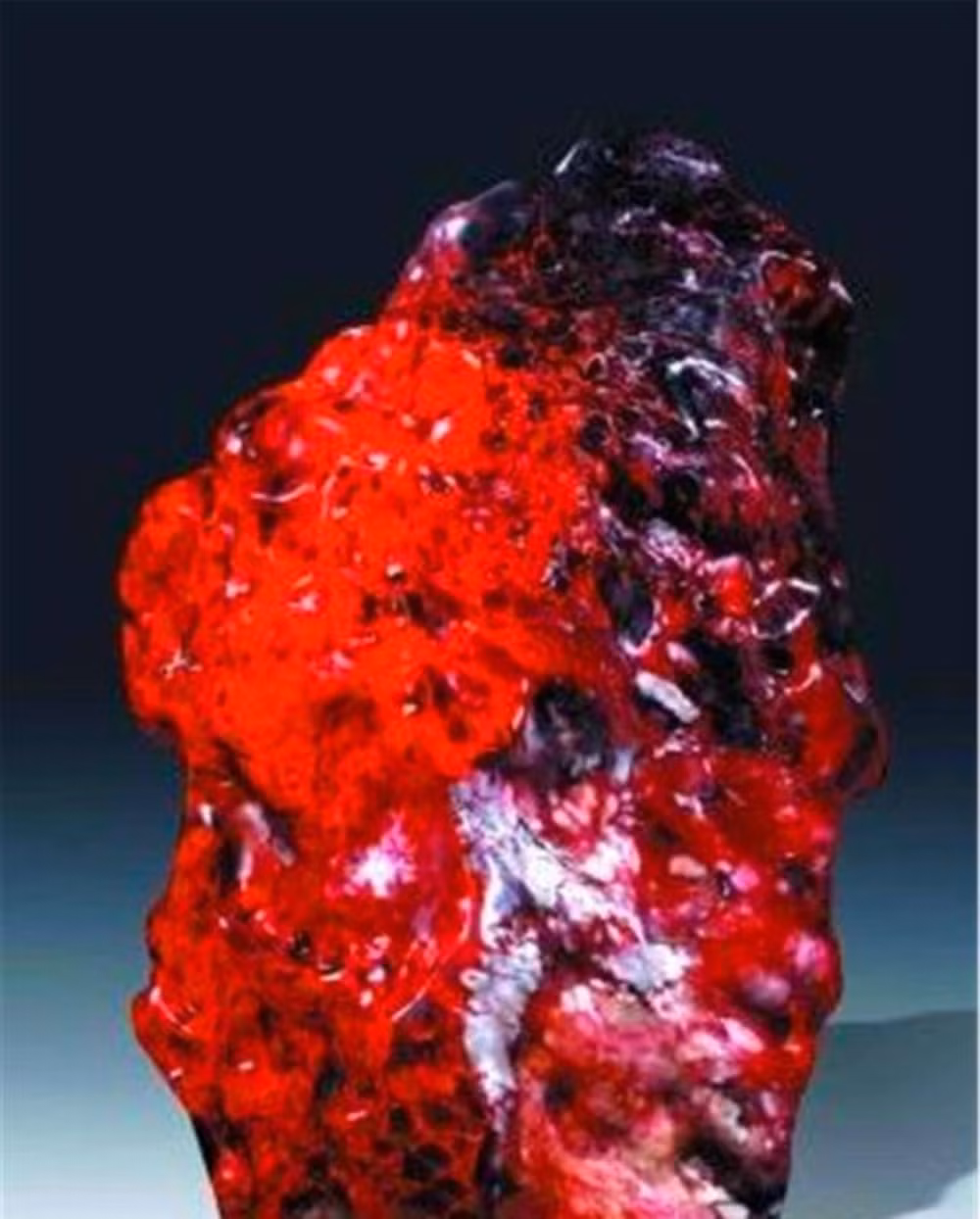 Trong một tập phát sóng của chương trình, một cô gái đã mang đến một viên đá có hình dạng tam giác và màu đỏ như máu để được đánh giá và kiểm định.