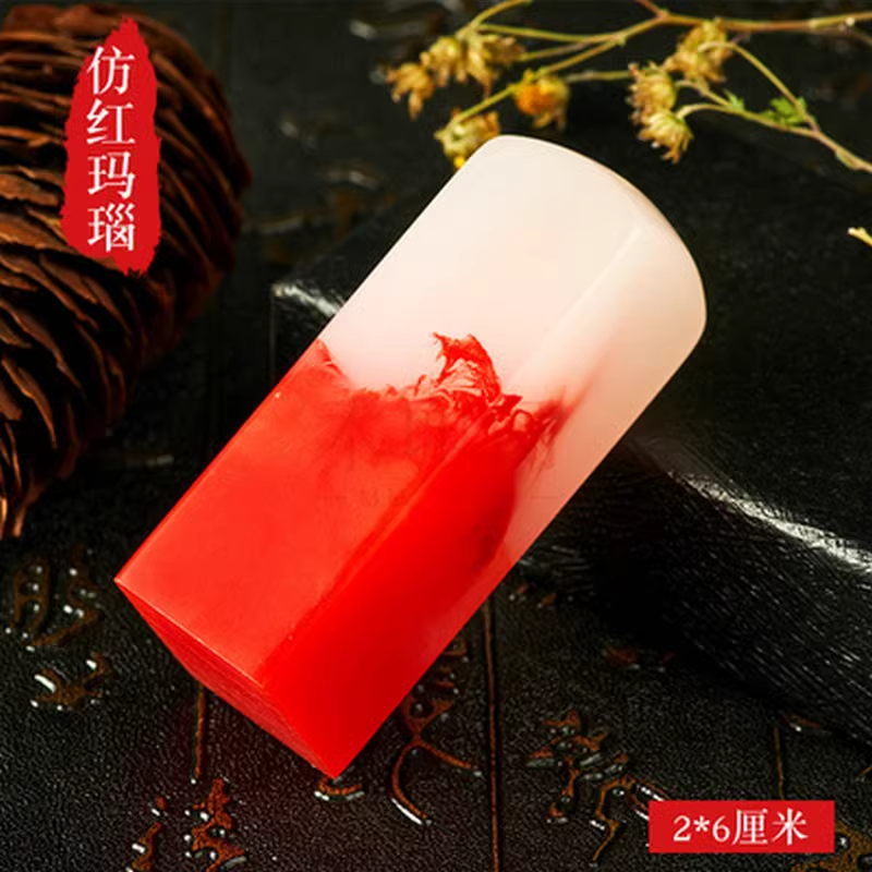 Theo các chuyên gia, viên đá huyết kê này có màu sắc tươi sáng và thuộc vào loại hiếm nhất trong các loại đá huyết kê.