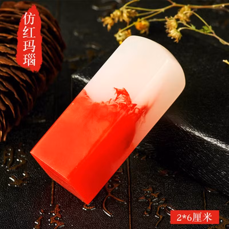 Theo các chuyên gia, viên đá huyết kê này có màu sắc tươi sáng và thuộc vào loại hiếm nhất trong các loại đá huyết kê.