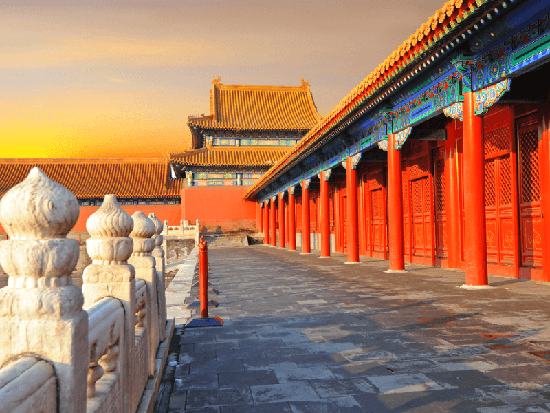 Ngói lưu ly có đặc tính mịn màng, trơn láng và không có kẽ hở, làm cho việc sinh trưởng của cỏ dại trở nên khó khăn.