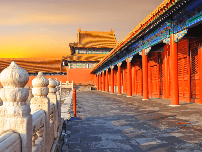 Ngói lưu ly có đặc tính mịn màng, trơn láng và không có kẽ hở, làm cho việc sinh trưởng của cỏ dại trở nên khó khăn.