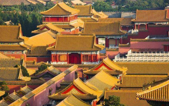 Ngoài ra, ngói lợp mái trong Tử Cấm Thành cũng đóng một vai trò quan trọng trong việc ngăn chặn sự phát triển của cỏ dại.