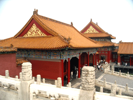 Họ thường xuyên kiểm tra, dọn dẹp và vệ sinh mái cung điện để giữ cho nó luôn sạch sẽ và không cho phép cỏ dại phát triển.