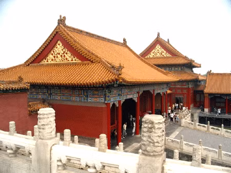 Họ thường xuyên kiểm tra, dọn dẹp và vệ sinh mái cung điện để giữ cho nó luôn sạch sẽ và không cho phép cỏ dại phát triển.