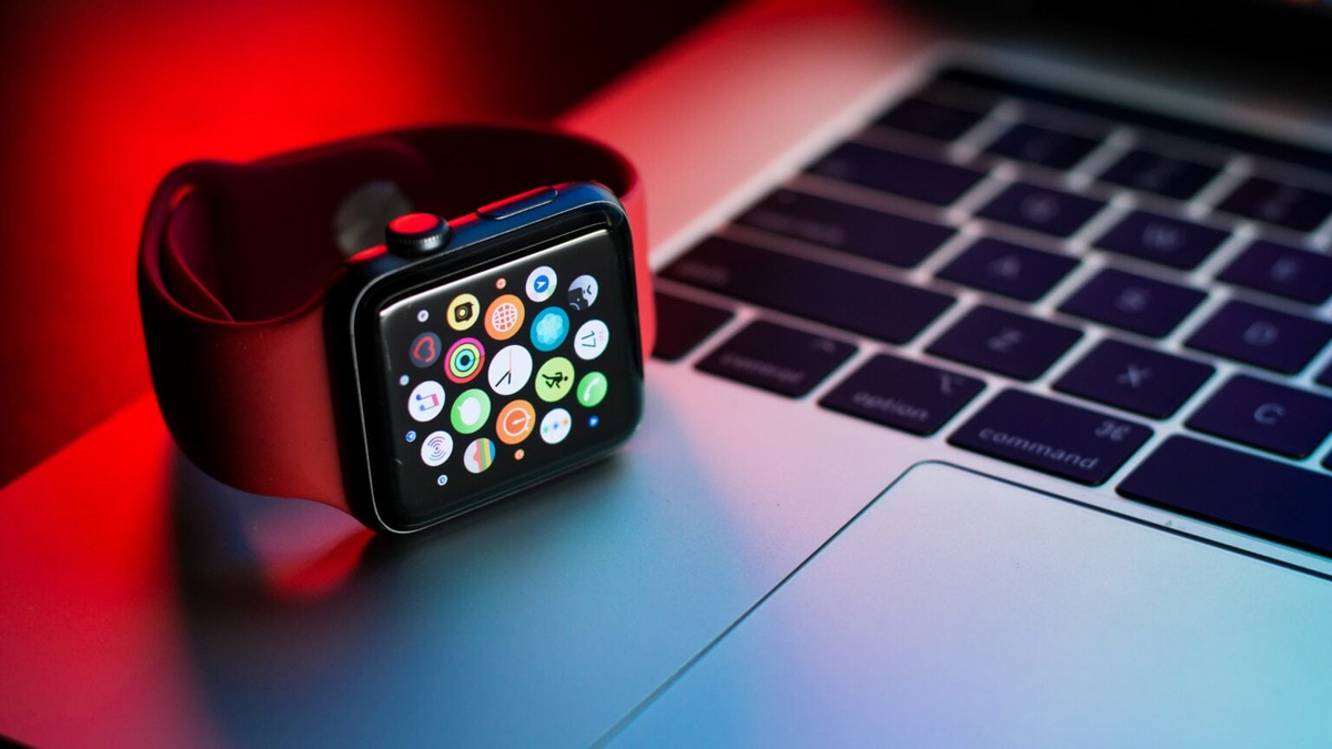 Apple cũng đã mở rộng khả năng tương tác giữa Apple Watch và các thiết bị khác. Với tính năng "Unlock with Apple Watch" (Mở khóa với Apple Watch), người dùng có thể mở khóa máy tính Mac của mình bằng đồng hồ thông minh.