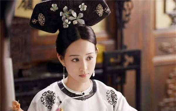 Nhưng có một tình huống đặc biệt xảy ra trong triều đại Thanh khi Hoàng đế Càn Long, vị vua đầy quyền lực và đam mê mỹ nữ, đã lật thẻ bài cho một phi tần đã ở tuổi 70. Đó chính là Du Quý Phi - một người phụ nữ có "mị lực" đặc biệt trong lòng Hoàng đế.