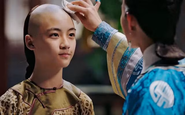 Du Quý Phi không chỉ là một phi tần, mà còn là người phụ nữ thông minh và tài giỏi. Bà đã sinh cho Hoàng đế một hoàng tử tài đức vẹn toàn, được đặt tên là Ngũ A Ca Vĩnh Kỳ.