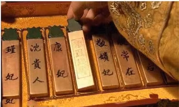 Hoàng cung vô cùng hoành tráng và lộng lẫy. Trong cái thế giới riêng ấy, hậu cung là một bộ phận quan trọng, nơi hàng trăm ngàn nữ nhân nô nức mong được người vua lật thẻ bài chỉ một lần.