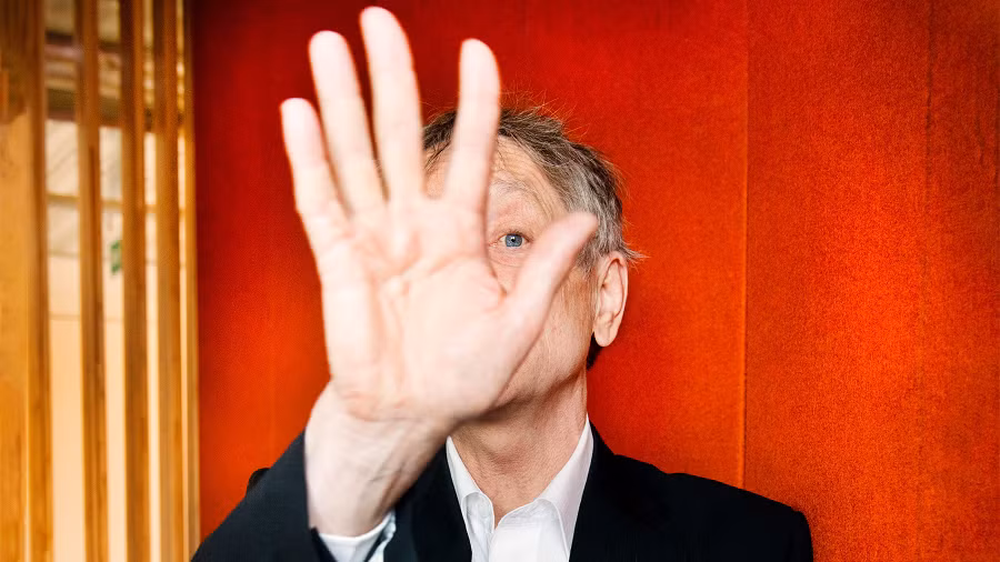 Ông Hinton cũng lo ngại về nguy cơ bất bình đẳng tăng lên do sự phát triển của AI.