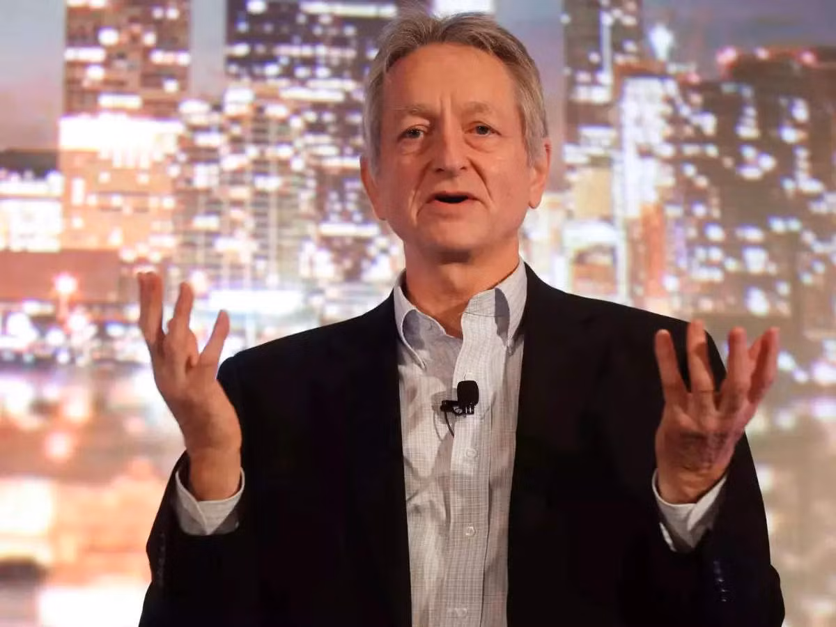Ông Geoffrey Hinton đã tuyên bố rút khỏi Google sau hơn một thập kỷ công tác để có thể tự do cảnh báo về nguy cơ tiềm ẩn của AI đối với con người.