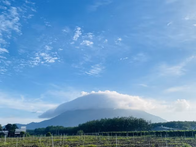 Vào sáng sớm ngày 21/6, ngày đầu tiên của Lễ vía Bà Linh Sơn Thánh Mẫu, một hiện tượng kỳ lạ đã xảy ra trên núi Bà Đen ở Tây Ninh.