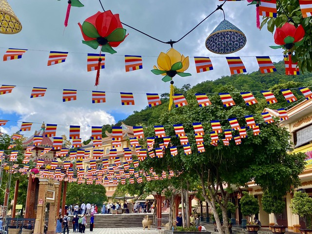 Kết hợp với mây xà cừ, hiện tượng "mây ngọc" trong ngày đầu tiên của Lễ vía Bà Linh Sơn Thánh Mẫu đã khiến núi Bà Đen trở thành một điểm đến tâm linh quan trọng và thu hút hàng ngàn Phật tử và du khách. Lễ vía kéo dài từ ngày 21-23/6 và bao gồm nhiều nghi lễ truyền thống và hoạt động tôn giáo khác nhau.