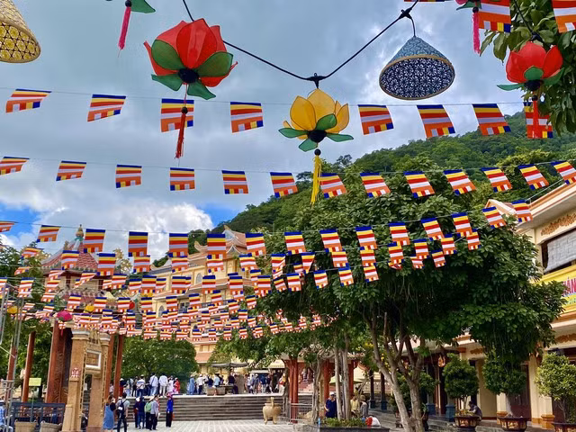 Kết hợp với mây xà cừ, hiện tượng "mây ngọc" trong ngày đầu tiên của Lễ vía Bà Linh Sơn Thánh Mẫu đã khiến núi Bà Đen trở thành một điểm đến tâm linh quan trọng và thu hút hàng ngàn Phật tử và du khách. Lễ vía kéo dài từ ngày 21-23/6 và bao gồm nhiều nghi lễ truyền thống và hoạt động tôn giáo khác nhau.