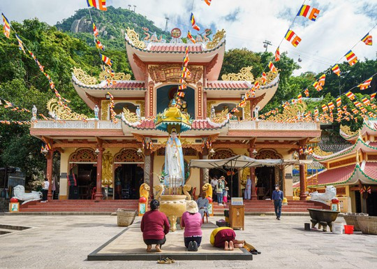 Vì vậy, việc xuất hiện các tia sáng mây xà cừ trên núi Bà Đen được coi là một sự kiện độc đáo.