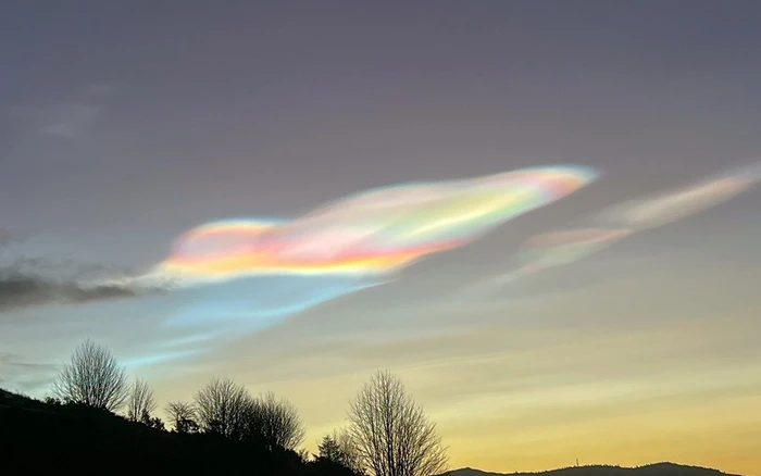 Hiện tượng này xảy ra khi mây tầng bình lưu trong điều kiện cực lạnh phản xạ ánh sáng mặt trời và tạo ra ánh sáng rực rỡ.