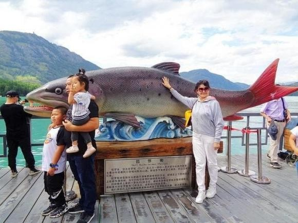 Trước sự hoang mang của nhiều người, các chuyên gia nghiên cứu đã quyết định đến hồ Kanas ở Tân Cương để tiến hành khảo sát một cách cẩn thận và nghiêm ngặt.