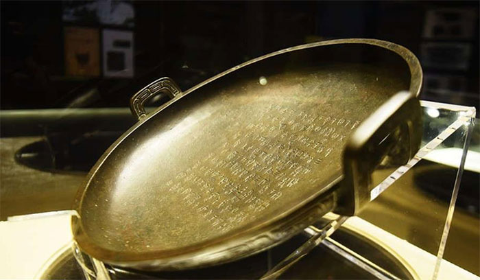 Chiếc khay Hề Giáp được đặt theo tên của Doãn Cát Phủ, một quốc công của nước Doãn trong thời kỳ nhà Tây Chu. Nó trở thành quốc bảo dưới thời Nam Tống.