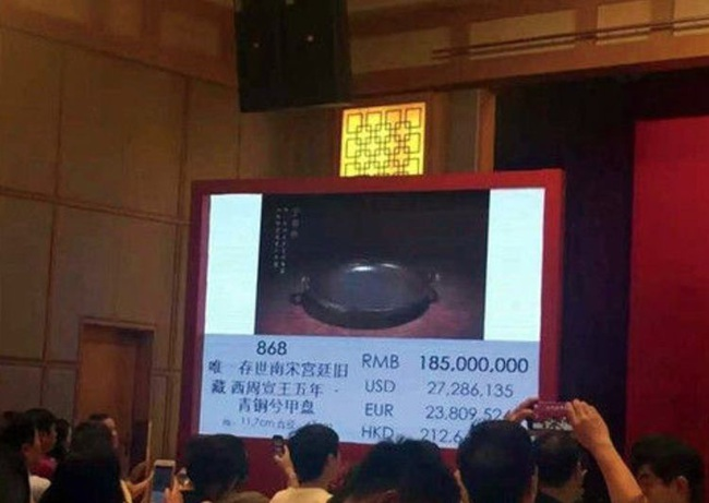 Một chàng trai tên Đỗ đã mua một chiếc khay Hề Giáp ở Mỹ với giá chỉ 300 USD, và nhiều người nghĩ rằng nó là hàng giả. Tuy nhiên, các chuyên gia đã xác nhận rằng đó là bản thật.