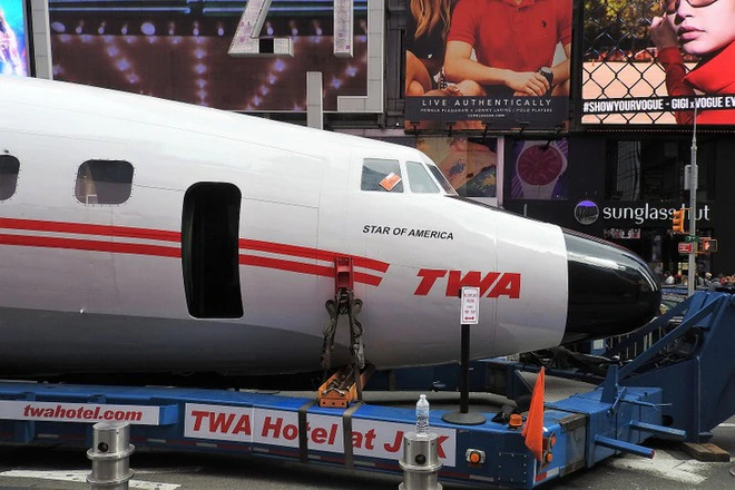 Máy bay quân sự thường có mũi nhọn để đạt được vận tốc cao hơn, trong khi máy bay dân dụng có mũi cong nhằm tăng sự ổn định và tầm nhìn cho phi công.