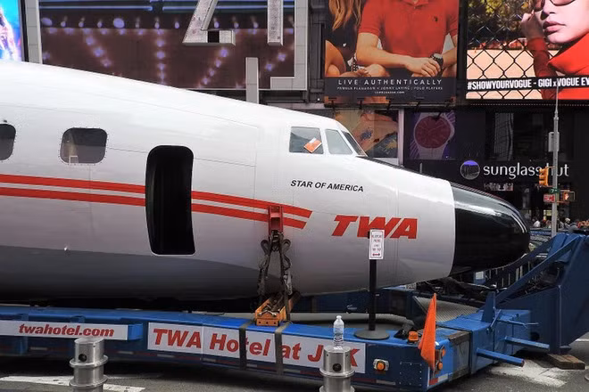 Máy bay quân sự thường có mũi nhọn để đạt được vận tốc cao hơn, trong khi máy bay dân dụng có mũi cong nhằm tăng sự ổn định và tầm nhìn cho phi công.