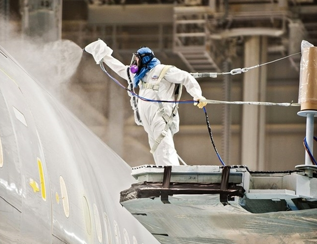 4. Đa phần máy bay được sơn màu trắng để giảm nhiệt và tiết kiệm chi phí.