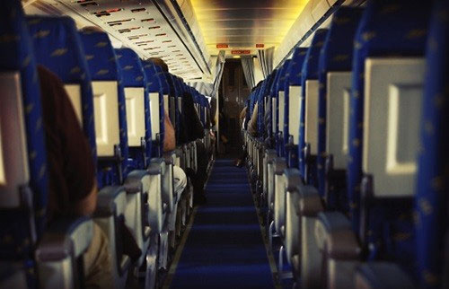 6. Khi hạ cánh vào ban đêm, khoang máy bay thường chuyển sang ánh điện tối để hành khách quen mắt trước khi bước ra bên ngoài chứ không phải để họ dễ chìm vào giấc ngủ.